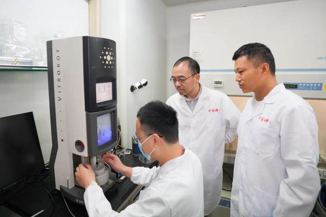 解决了半个世纪的关键争议！中国科大破解神经传信“微观密码”(图1)